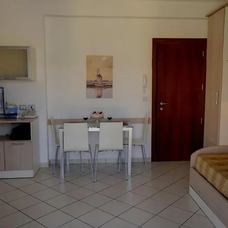 马雷欧公寓酒店 3* 里乔内